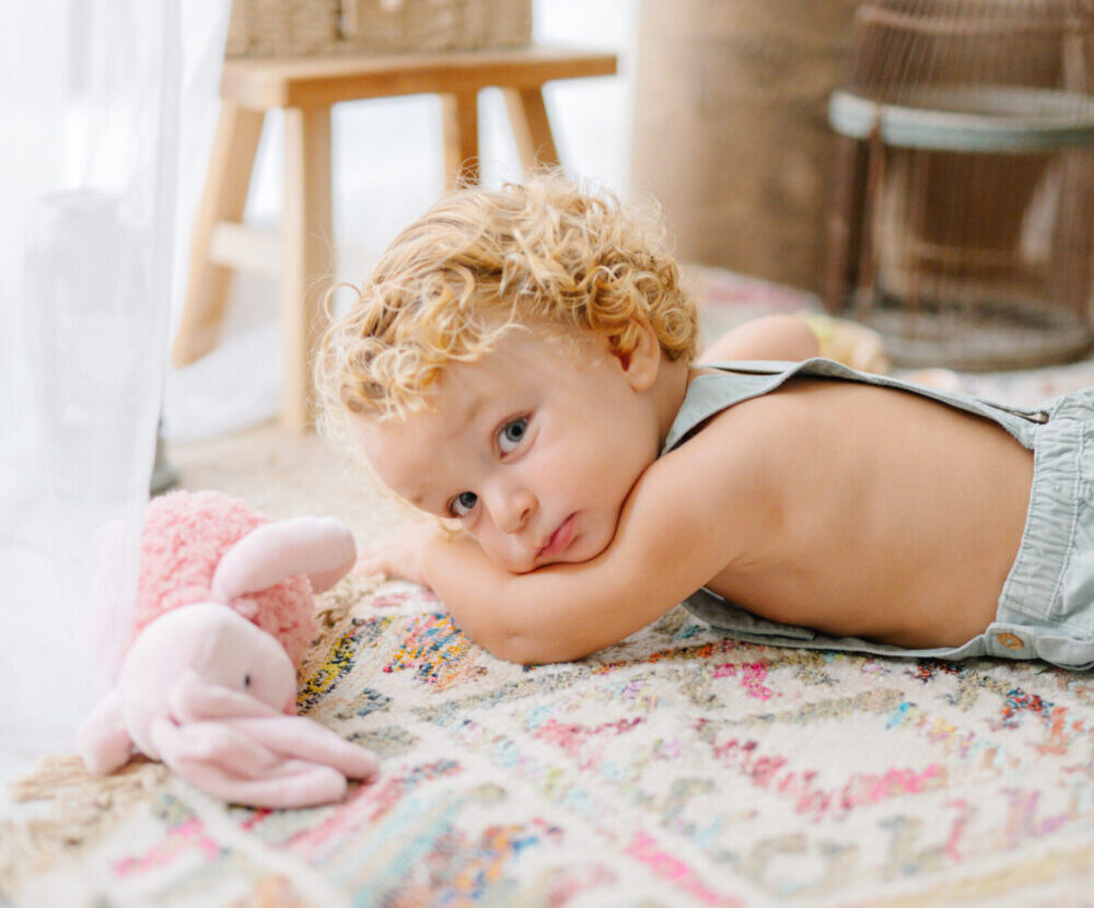 Celebración del primer cumpleaños del bebé con sesión Smash Cake Bebé en su primer cumpleaños con tarta